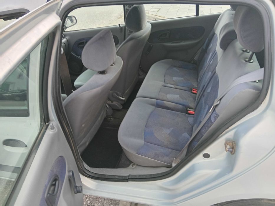 Renault clio com 166 km