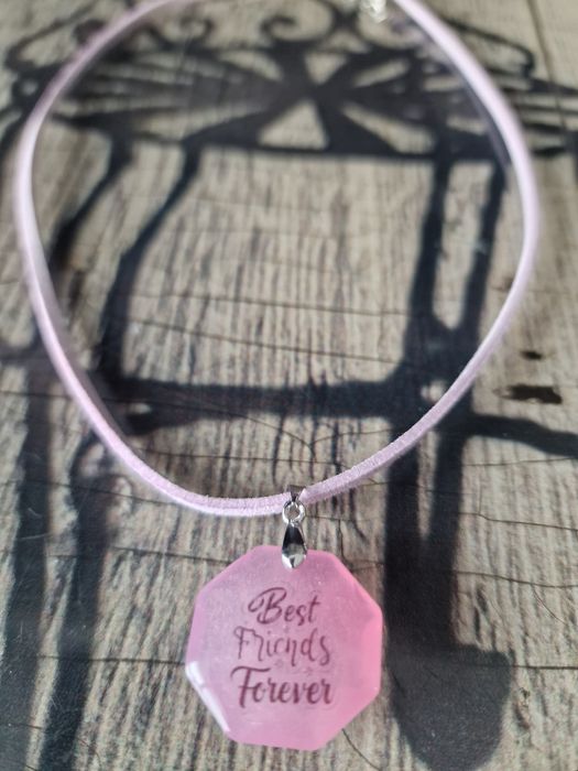 Colares em resina personalizados