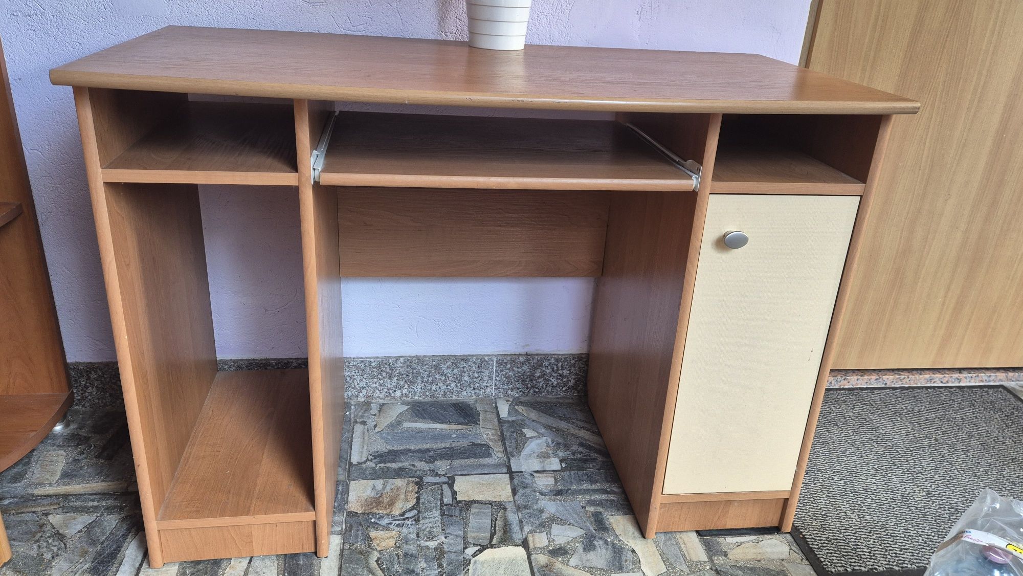 Oddam biurko bez widocznych śladów użytkowania