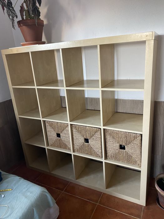 Estante Ikea Kallax com cestos