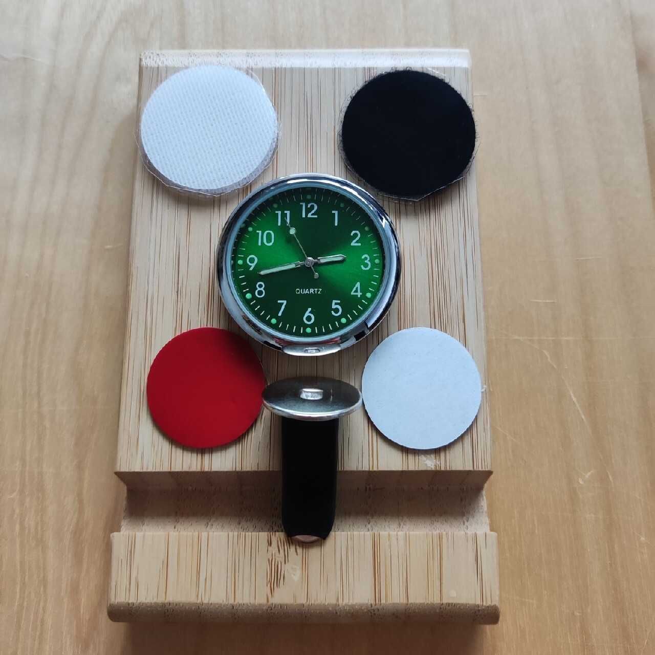 Dekoracyjny zegar do samochodu 4 cm analogowy srebrno-zielony + klips