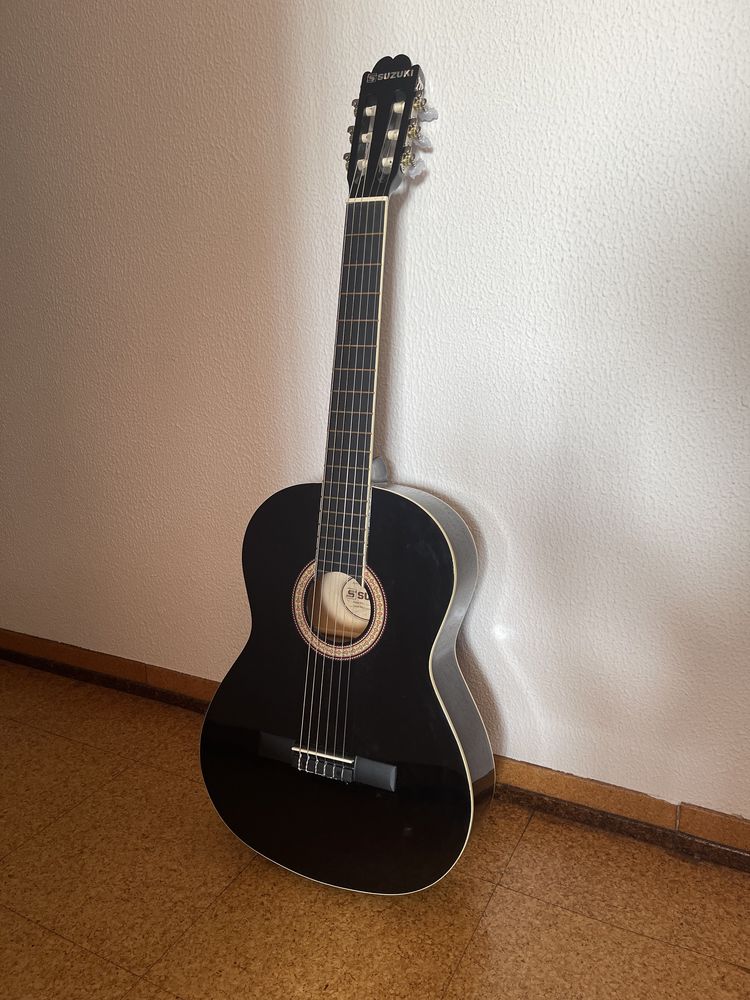 Guitarra Suzuki com capa de proteção