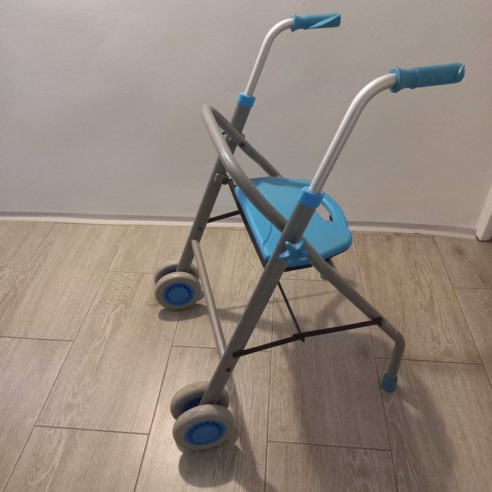 chodzik balkonik dla seniora niepełnosprawnego