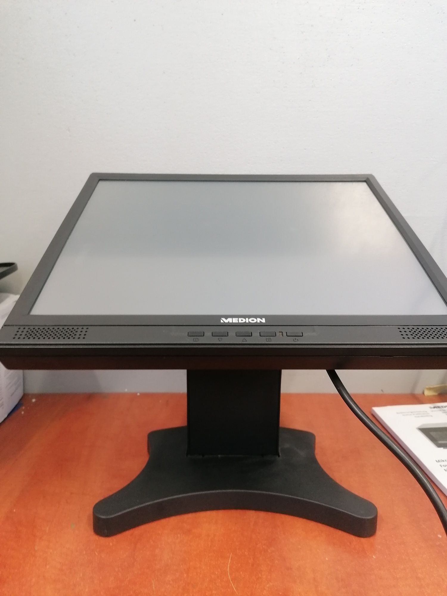 Monitor sklepowy dotykowy