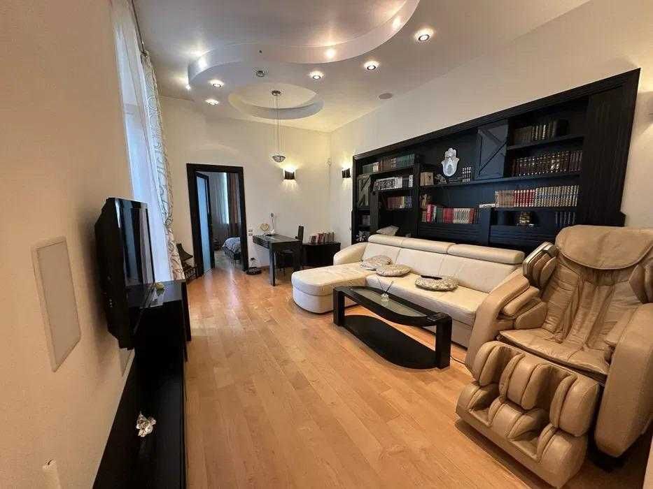 Центр, двокімнатна квартира з якісним  ремонтом та великим гардеробом