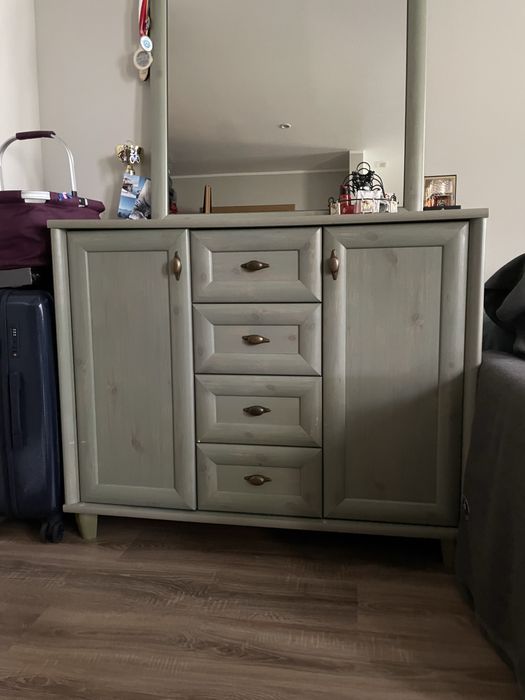 Zielona drewniana komoda