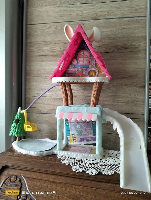 Plastikowy domek dla lalek  : 67cm-wysokość x 70cm-szerokość x 34cm-gł