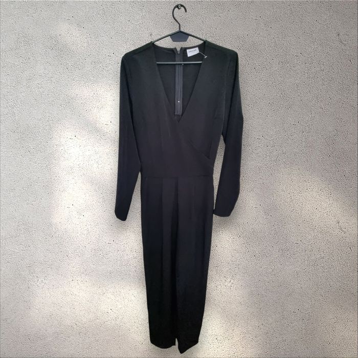 Elegancki czarny kombinezon z dekoltem na zakładkę vero moda