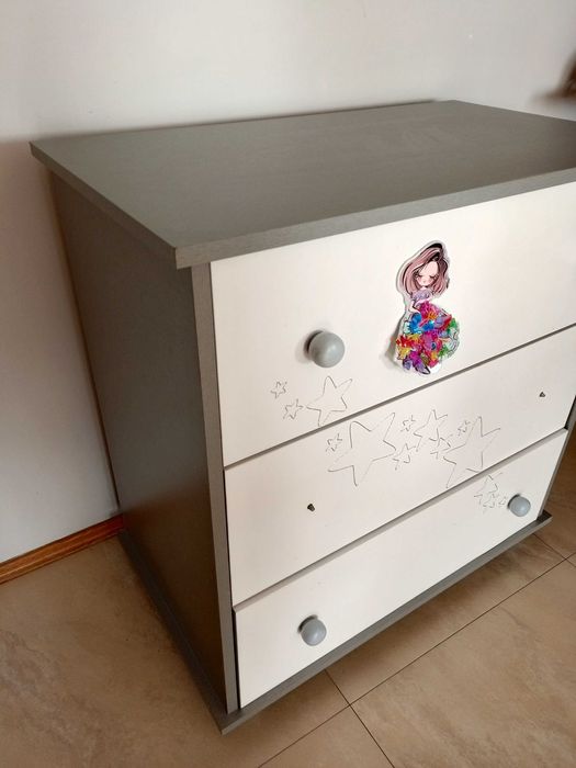 Komoda dziecięca : wys 85 cm/ szer 80cm/ głęb 46 cm. Stan dobry
