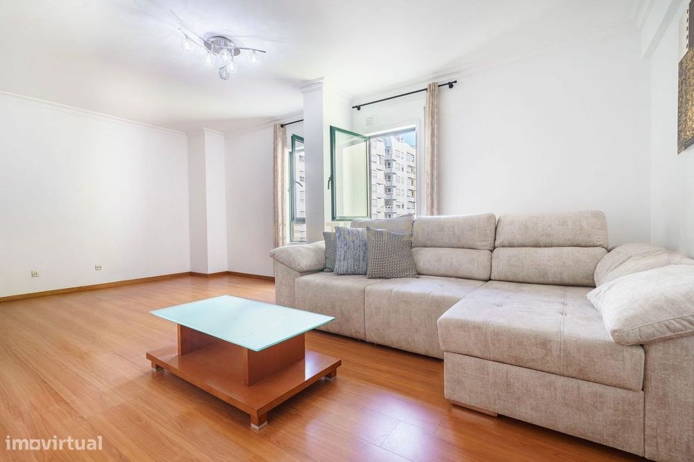 Excelente T2 com estacionamento na Estrada da Algazarra, Feijo