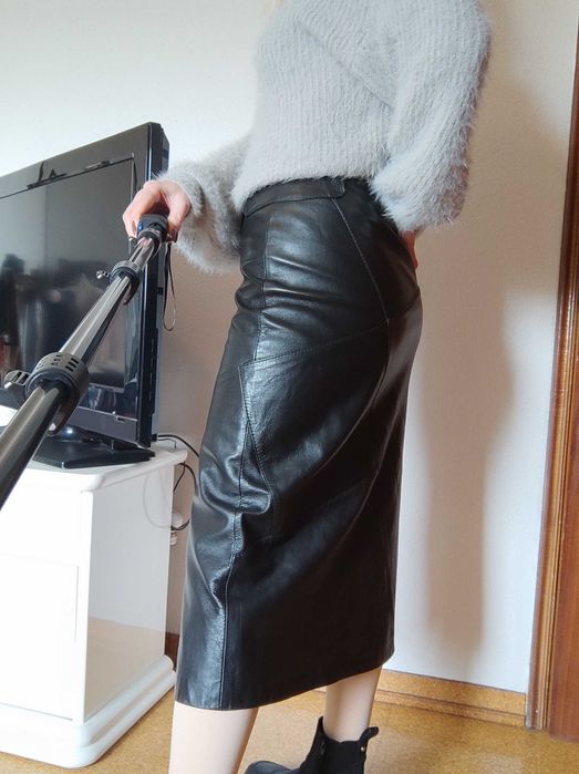 Saia de couro natural.