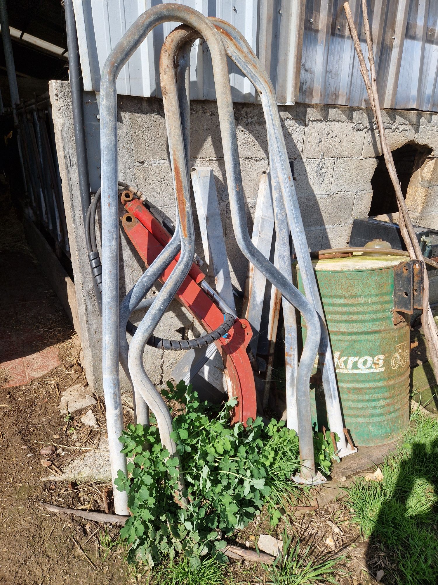 Cubículos de ferro e colchões
