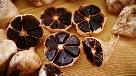 Czarny czosnek, całe główki.