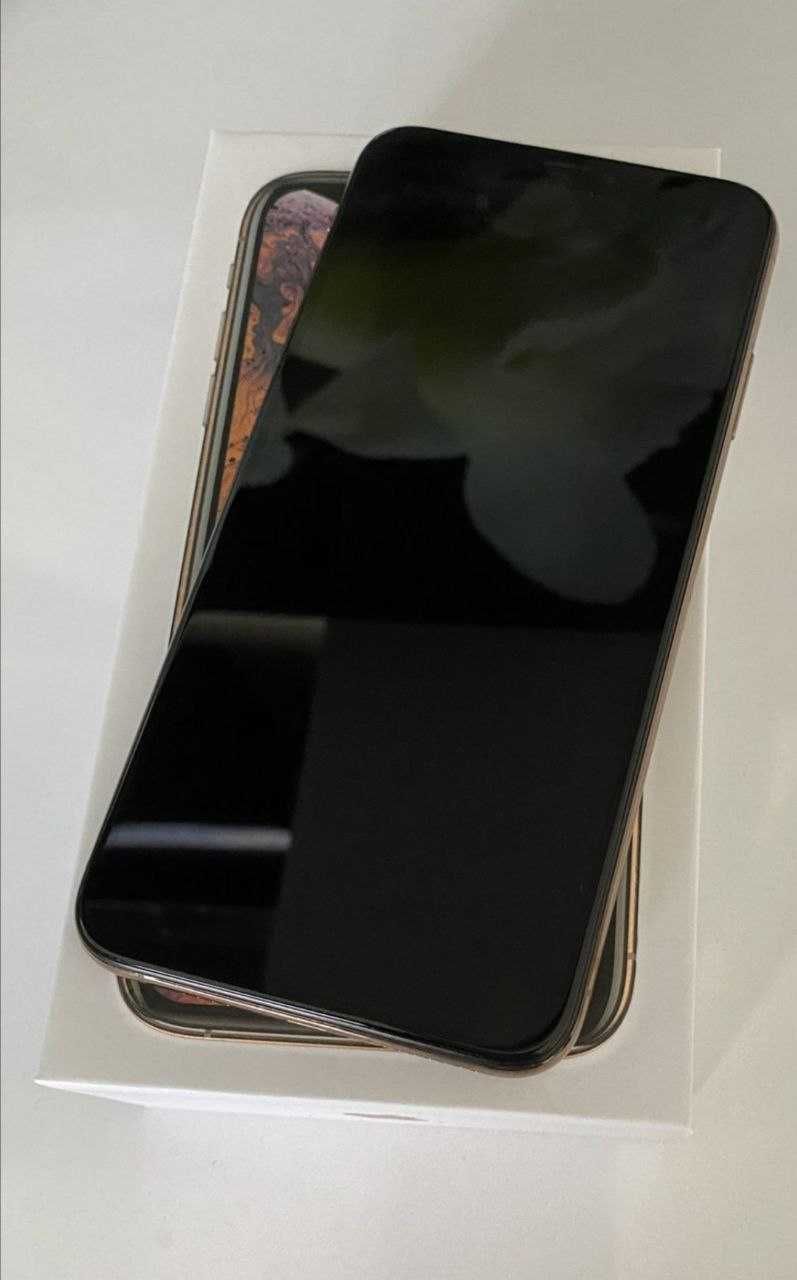 iPhone XS Max 256 GB kolor jest złoty