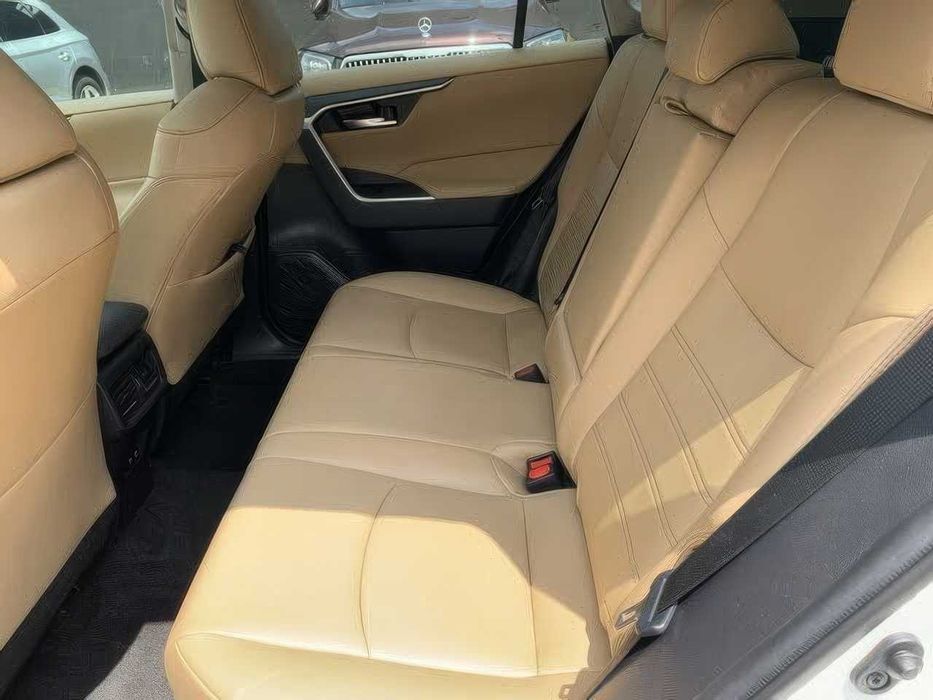 Toyota RAV4 XLE Premium      2021