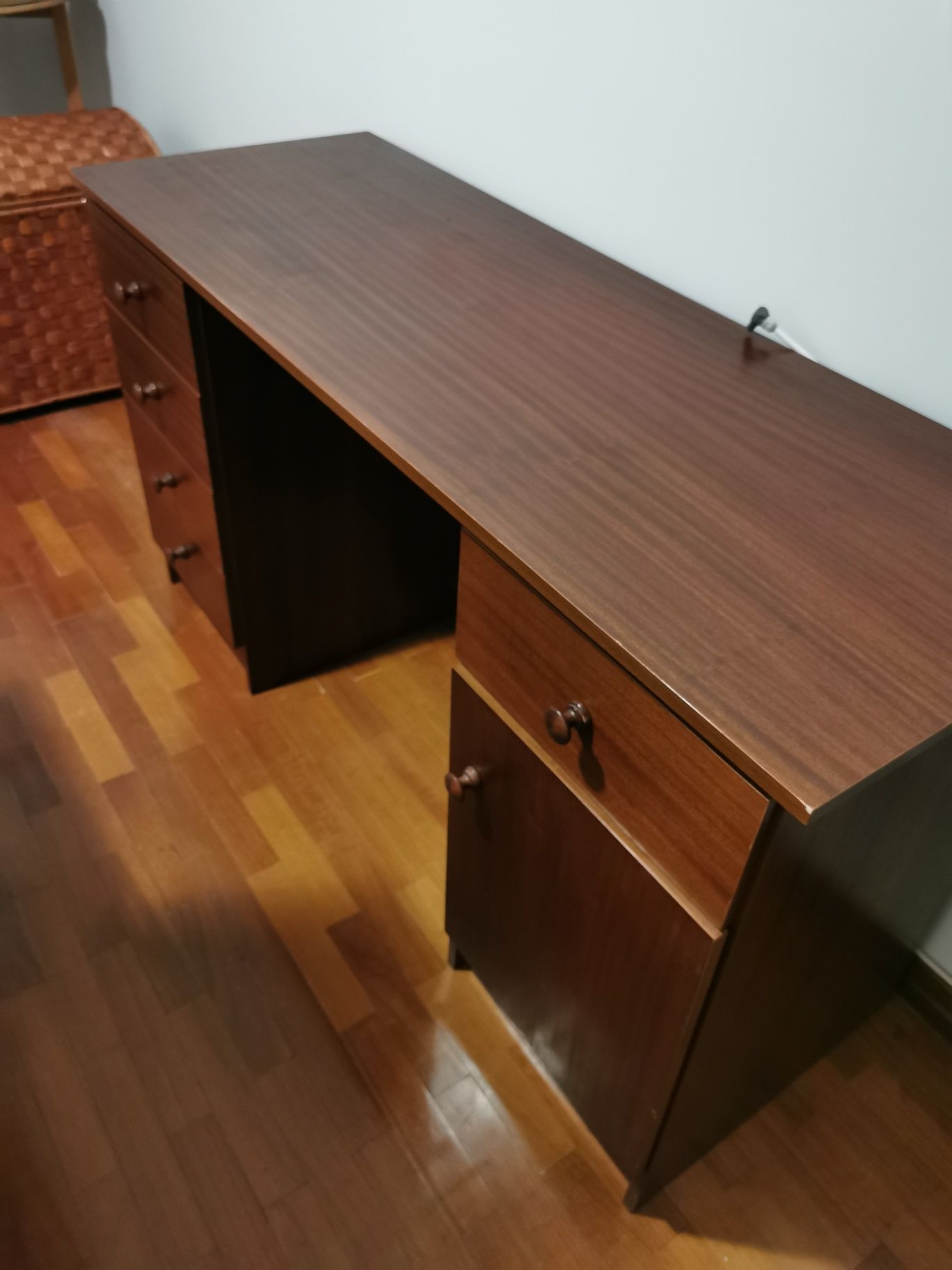 Secretaria com porta e gavetas