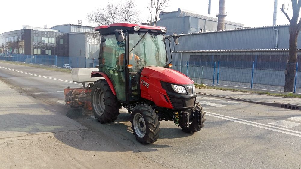 Wynajem ciągnik traktor zamiatarka zamiatanie kosiarka koszenie