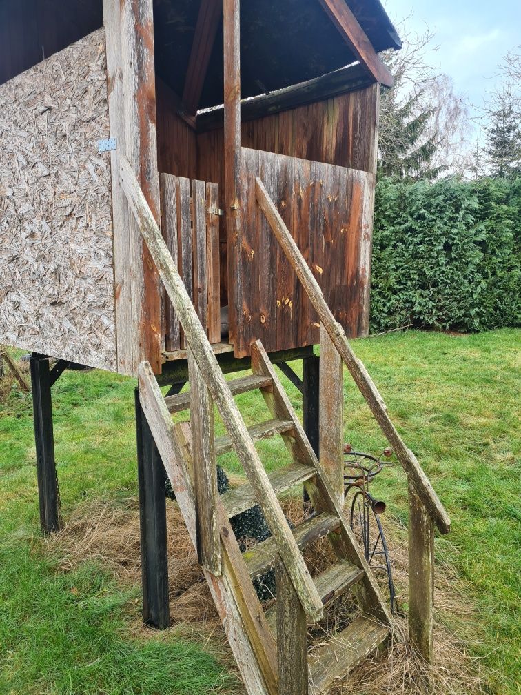 Domek drewniany do ogrodu dla dzieci z podstawą.