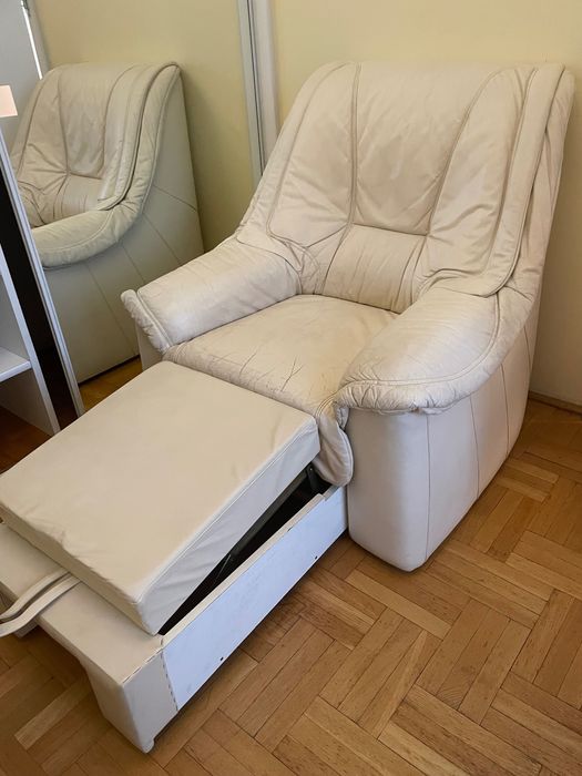Rozkładana kanapa i fotel z podnóżkiem = komplet