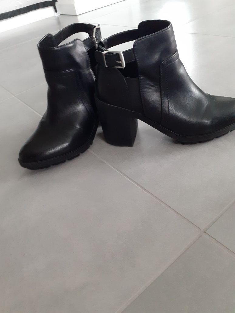 Buty botki na słupku Bershka
