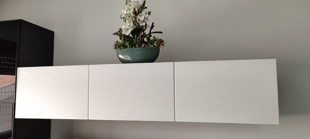 Móvel de sala com espaço de arrumação/livros.