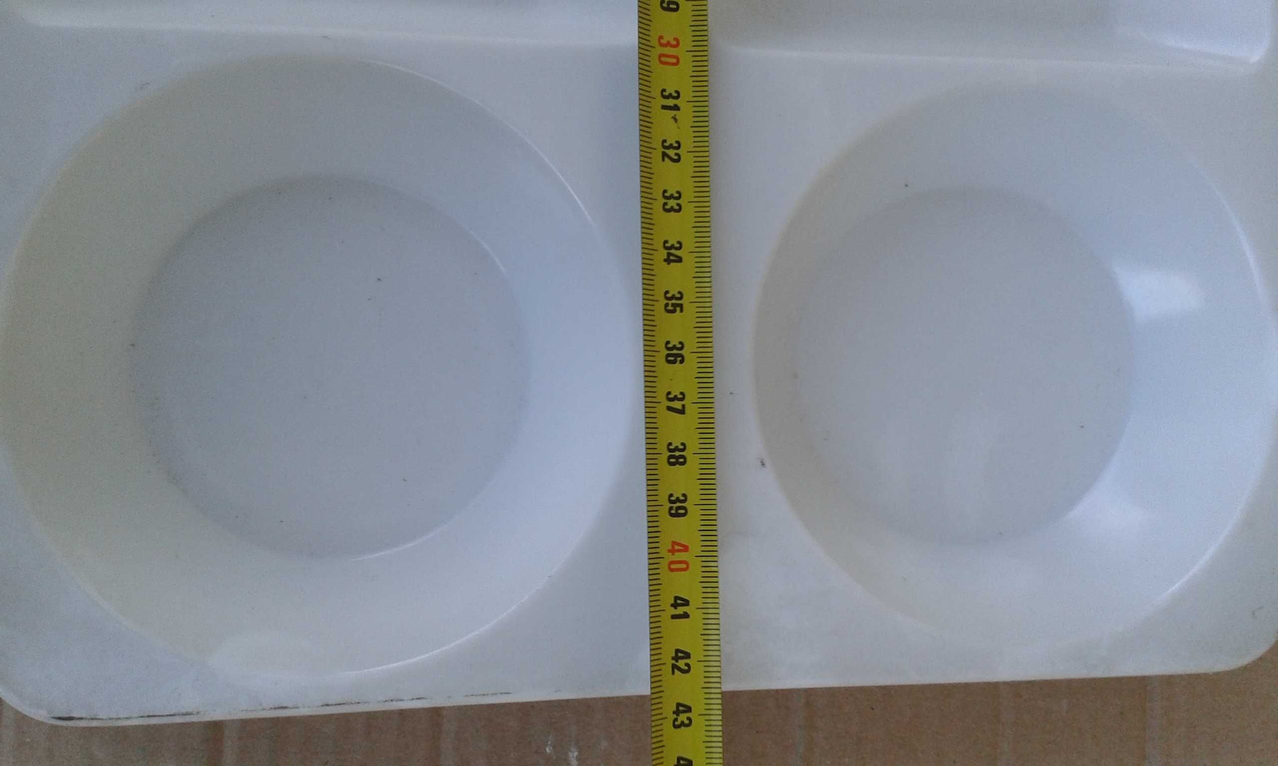 Tabuleiros em plástico branco