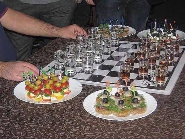 Шахматная доска с шахматами-рюмками эксклюзив