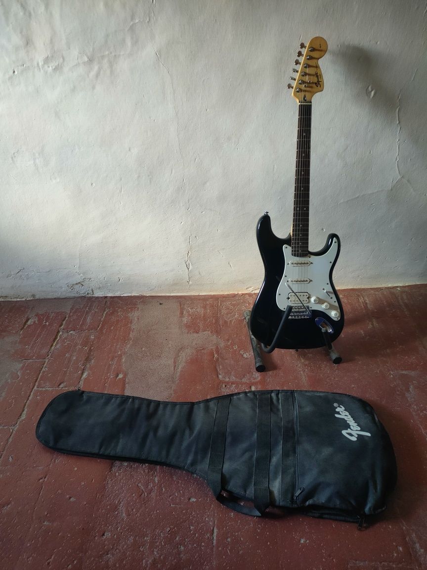 Fender Squier Affinity Strat e amplificador Fender Bullet 150