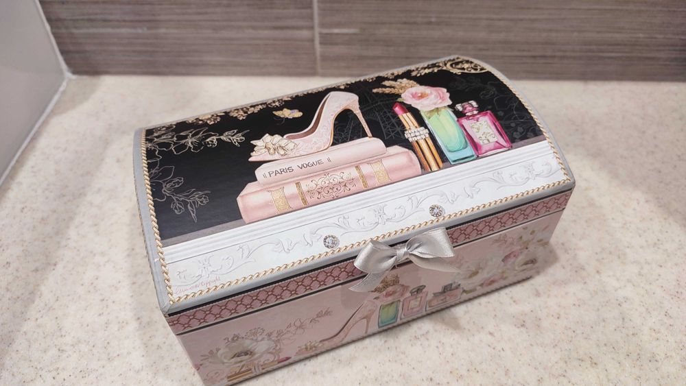 Sprzedam ozdobną szkatułkę na biżuterię / drobiazgi