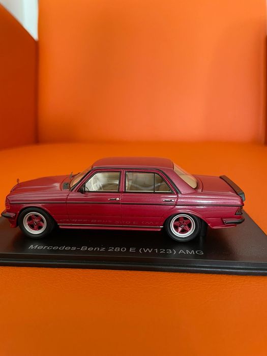 Carro miniatura de coleção Mercedes 280 E (W123) AMG