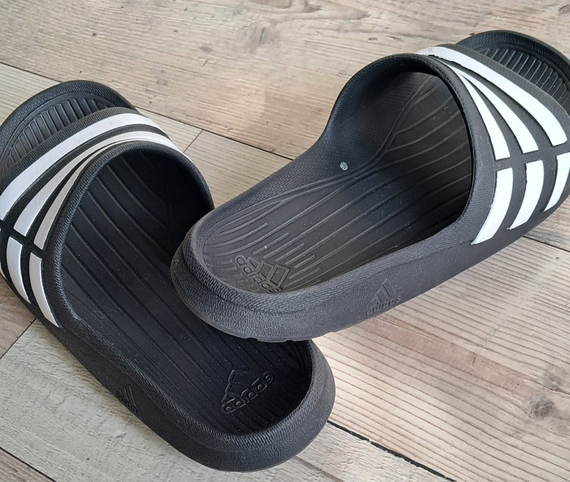 Шльопанці Adidas ( р.34/ K3)