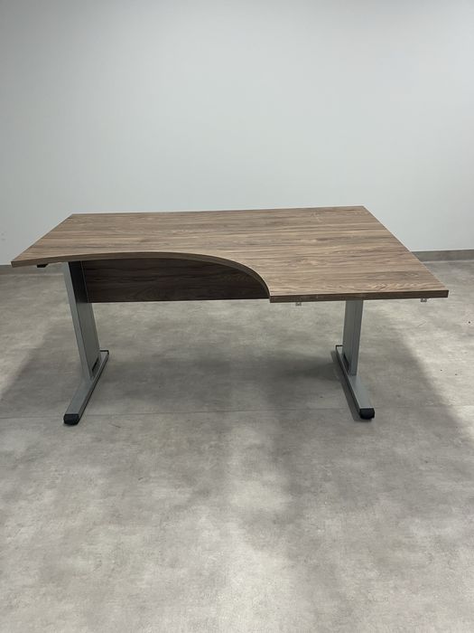 Biurko o nieregularnym krztalcie i metalowymi nogami, idelane do biura