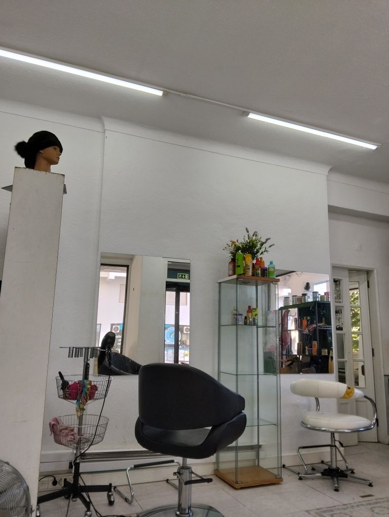 Aluga-se cadeira para barbeiro e cabeleireira