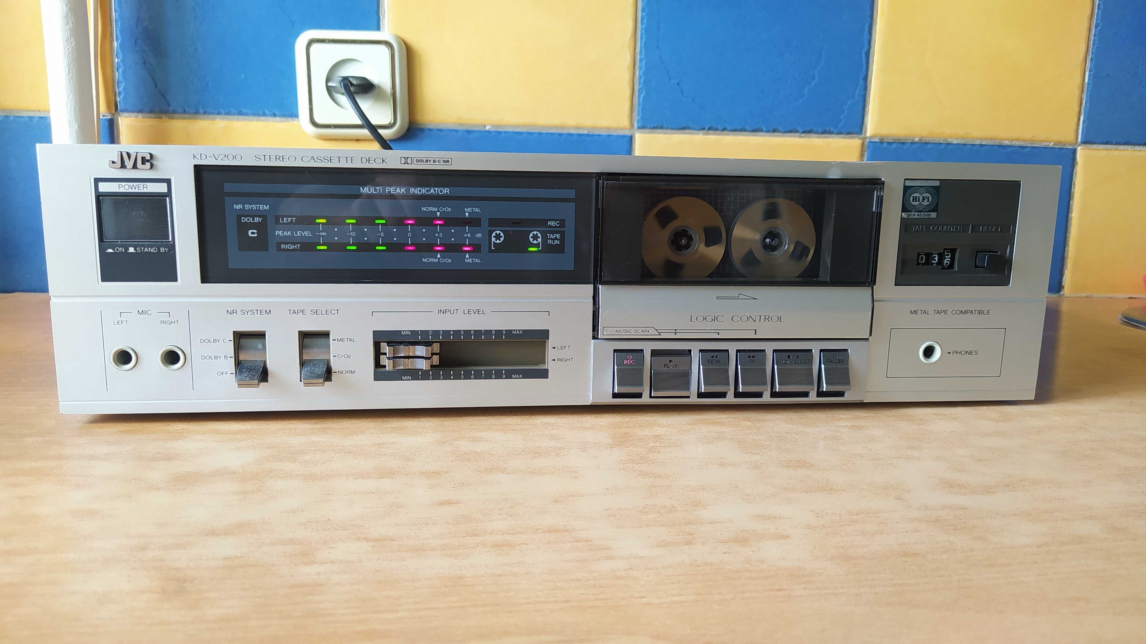 Кассетная дека JVC KD-V200
Stereo Cassette Deck (1983-84)
