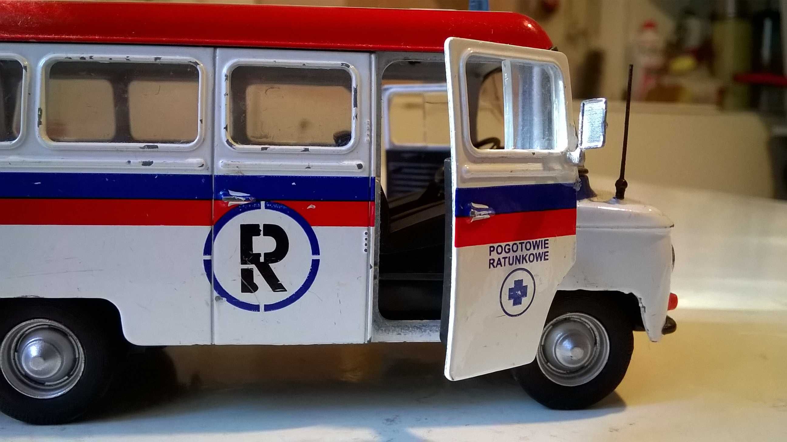 NYSA N-522 model z lusterkami bocznymi i anteną radiową; skala 1:43