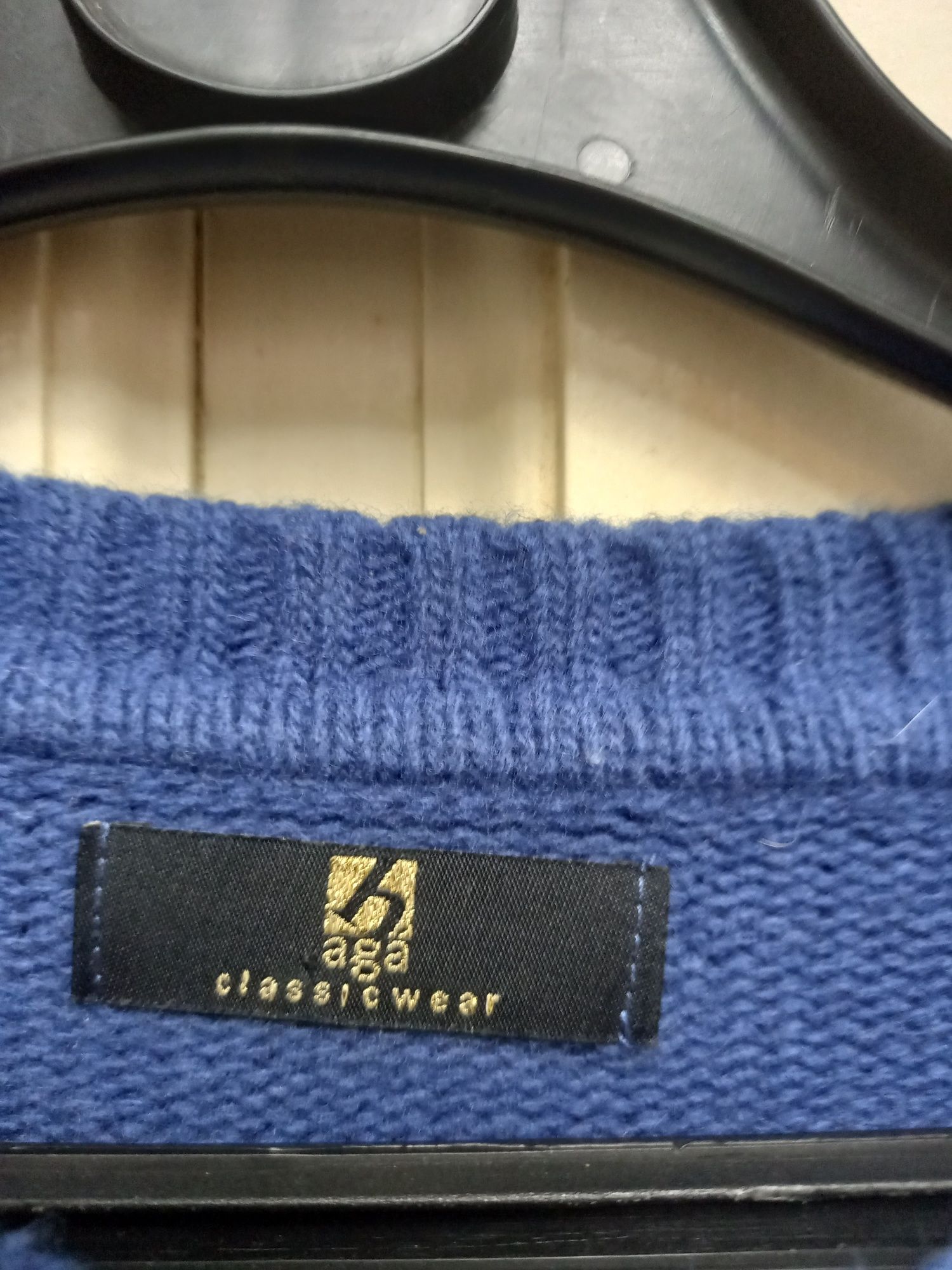 Camisola azul e branca da marca Haga