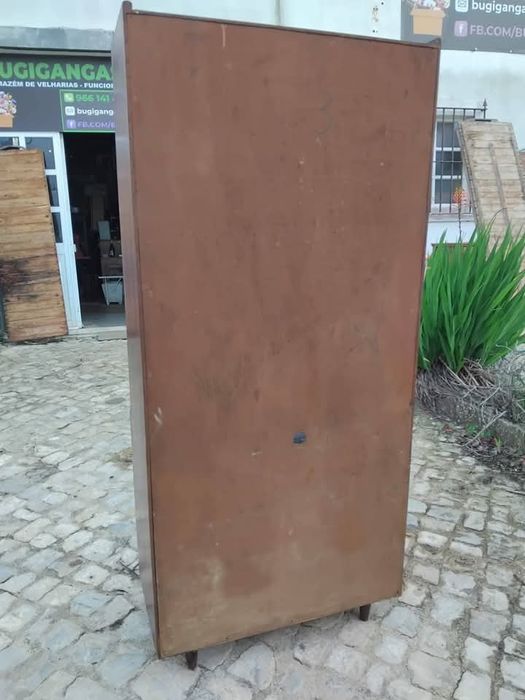 Móvel de sala com prateleiras e gavetas