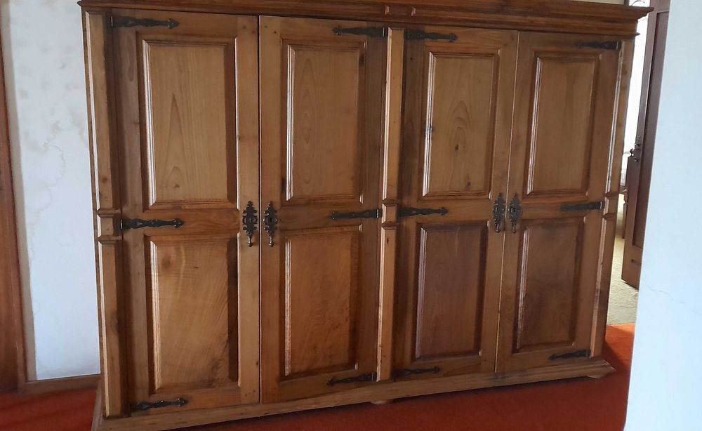 Armário roupeiro em madeira de castanho