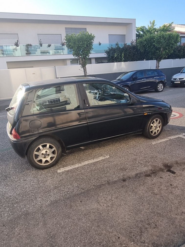 Carro lancya y10 preto