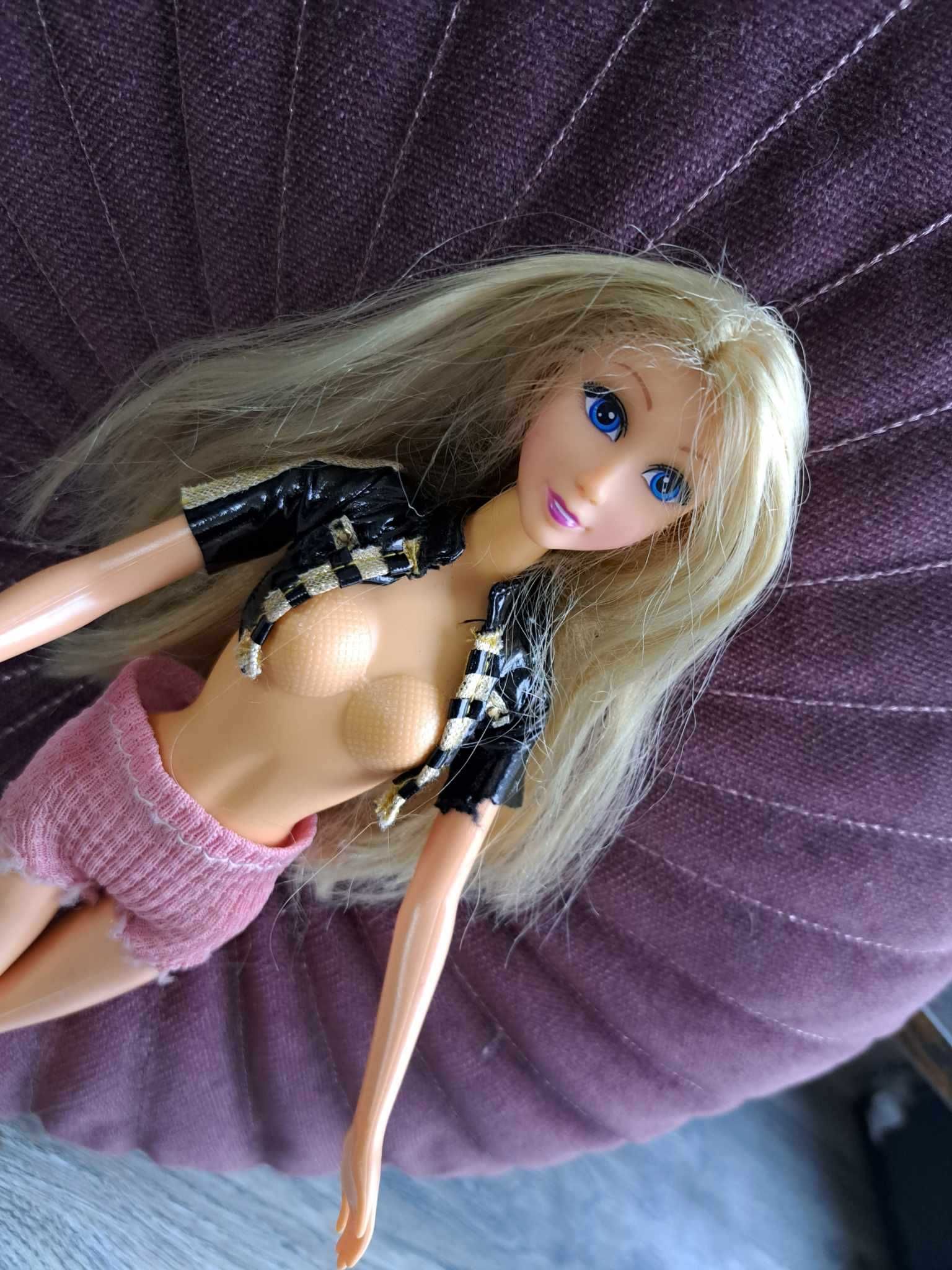 Laleczka Barbie lakierowana kurteczka