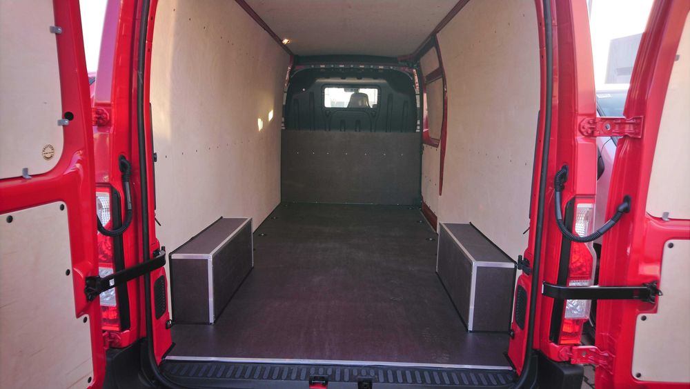 Zabudowa przestrzeni ładunkowej w Opel Movano L2H2
