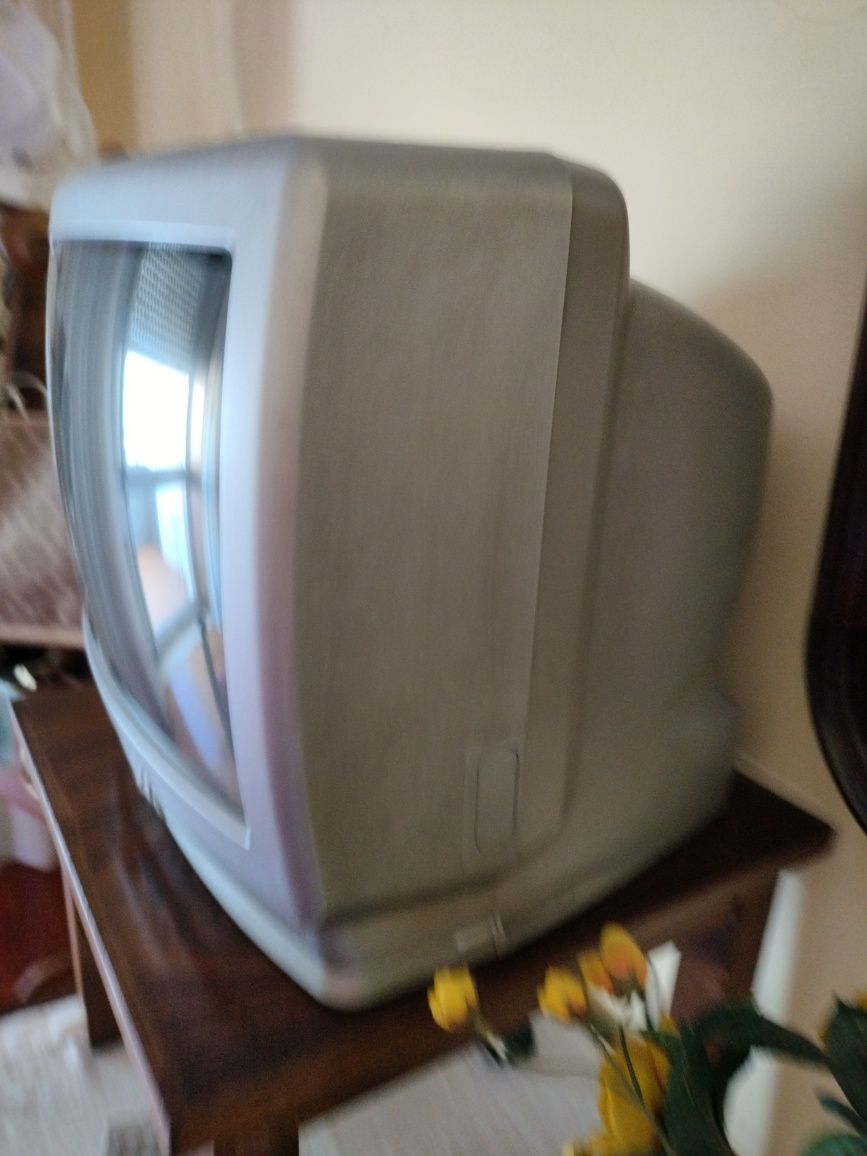 Televisão pequena antiga