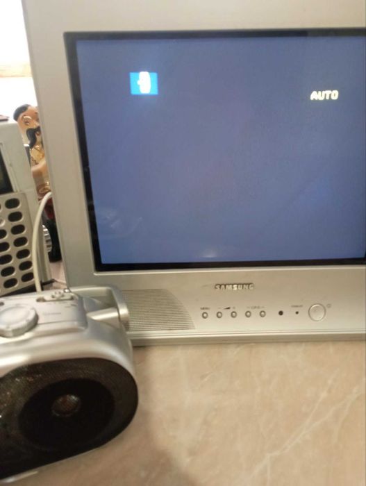 Телевізор Samsung з кінескопом.