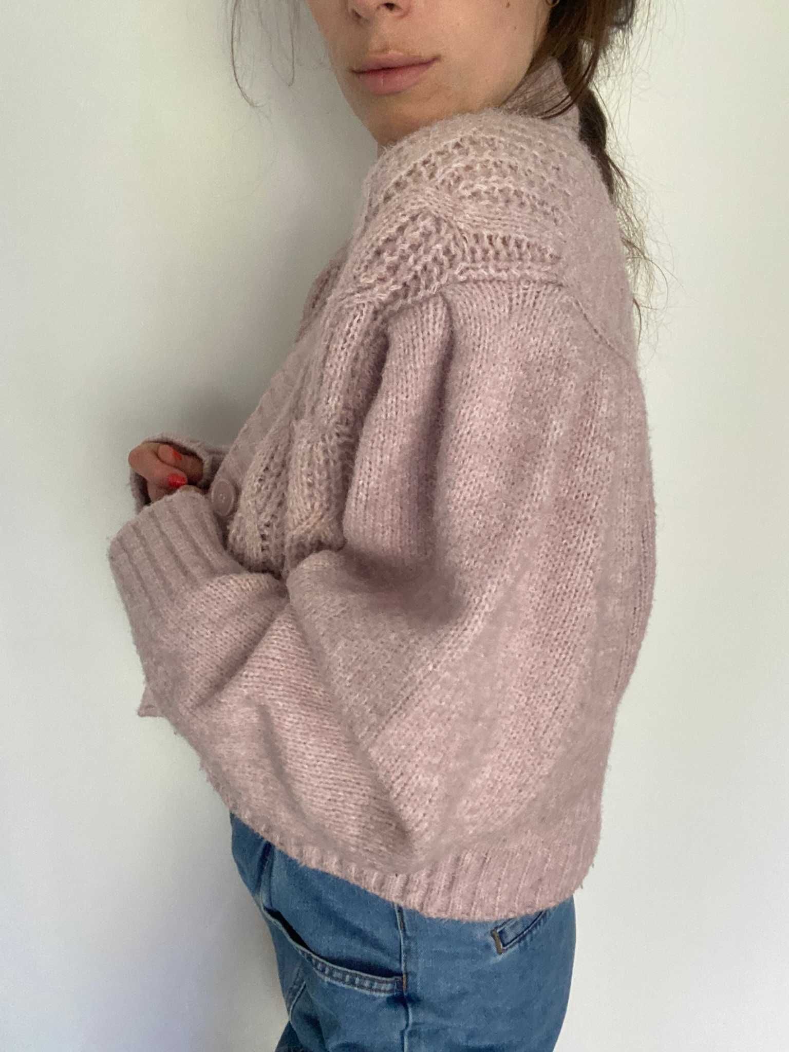Sweter pudrowy róż bufiaste rękawy