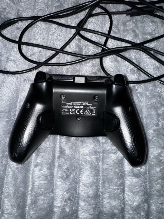 Xbox One + kontroler Afterglow Wave przewodowy + 5 gier