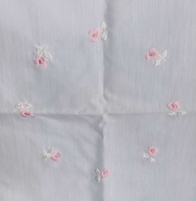 Toalha Quadrada Branca Bordada