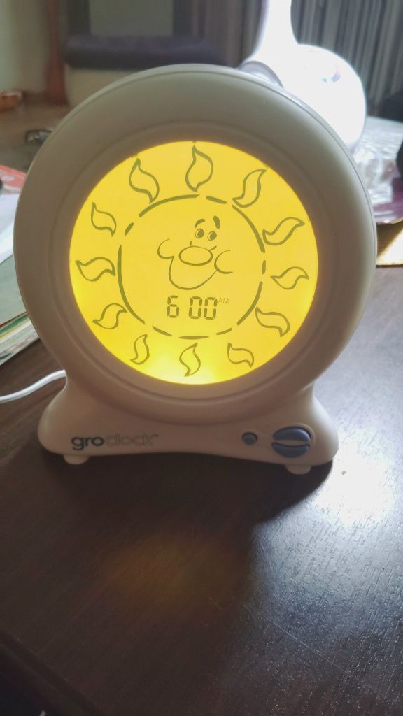 Dla dzieci zegar budzik lampka animacja nauczyciel snu