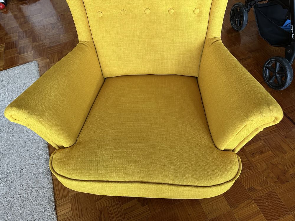 Conjunto Strandmon IKEA poltrona amarela e repousa pés amarelo