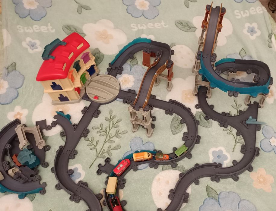 Залізна дорога Чагінтон Chuggington разом з паровозиками