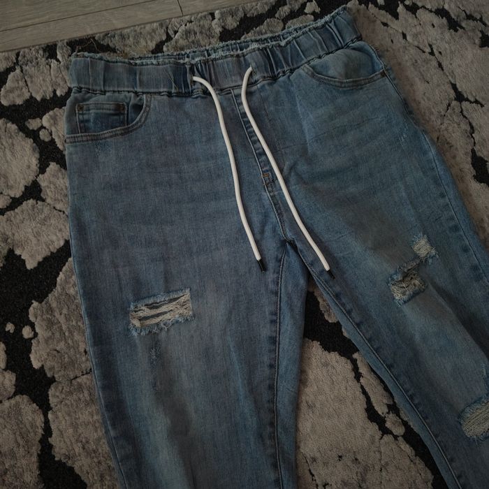 Spodnie damskie z dziurami